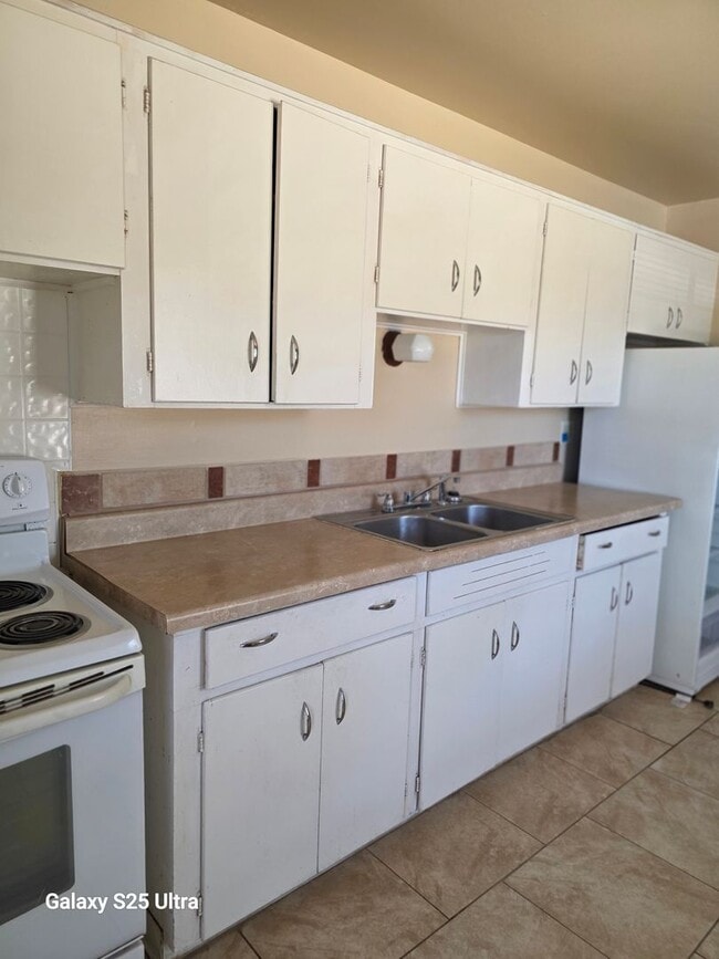 Foto del edificio - Clean THREE Bedroom Home