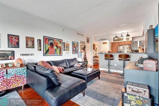 Building Photo - 806 E Windward Way