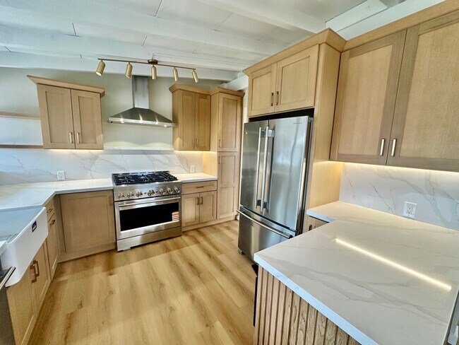 Foto del edificio - Beautifully Brand New Updated Home- Great Schools- Pet Okay