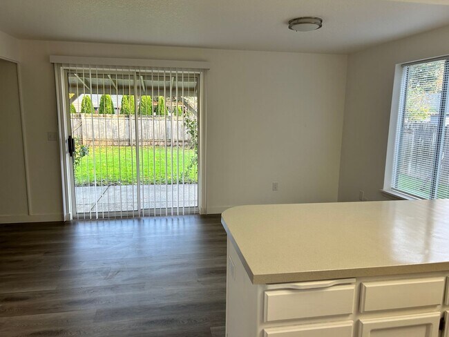 Foto del edificio - Large 2 Bed Duplex with Walk In Closets/Pr...