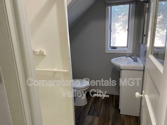 Building Photo - 405 2nd St NE