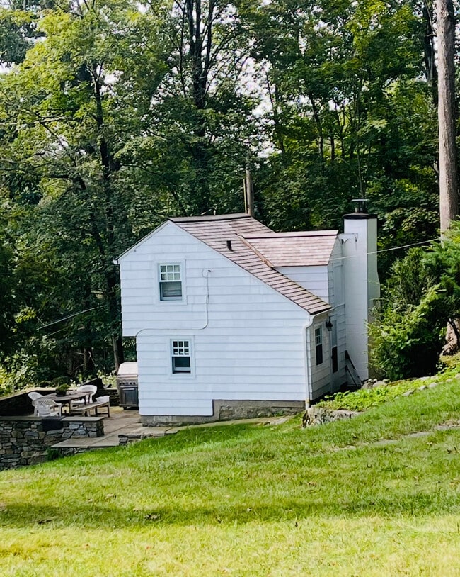 Building Photo - 161 Good Hill Rd