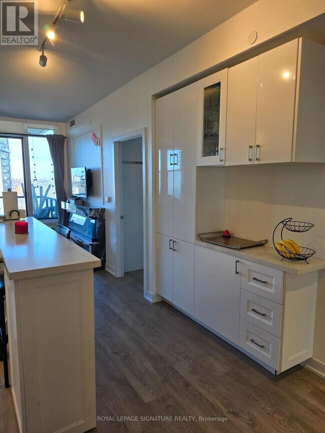 Building Photo - 1928 Lake Shore Blvd W