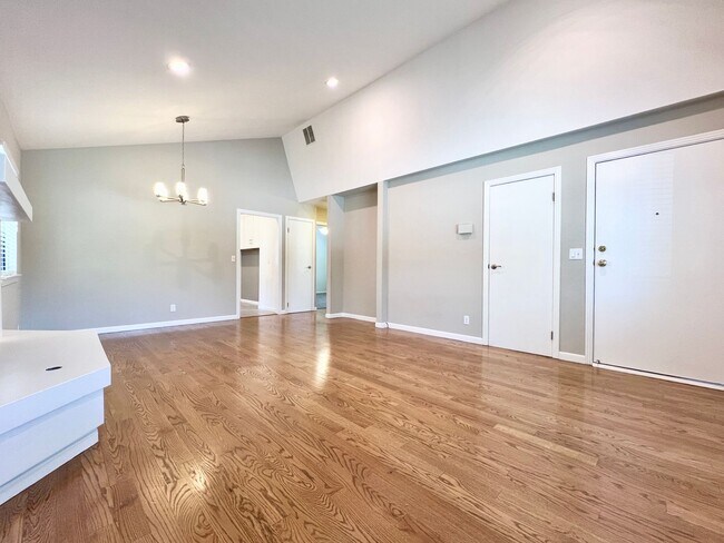 Foto del edificio - Stylishly Updated 2-Bed, 2-Bath Home - Private Garage