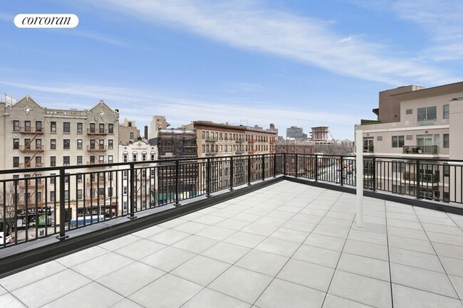 Building Photo - 460 Grand St