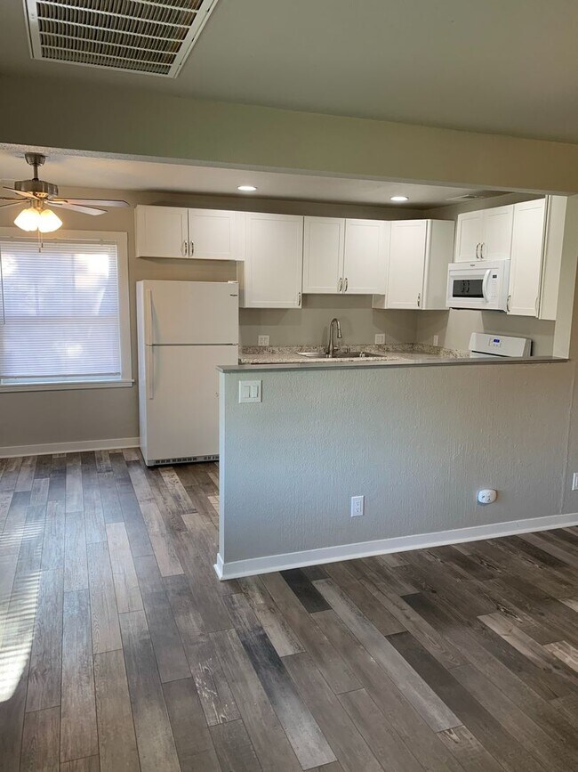 Foto del edificio - FULLY REMODELED Large 4/2, Close to Enloe and Chico State