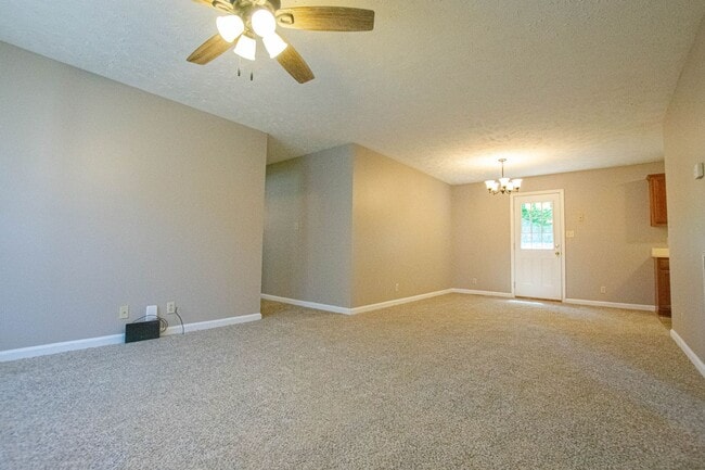 Building Photo - Three Bedroom on Tree Line Lot!