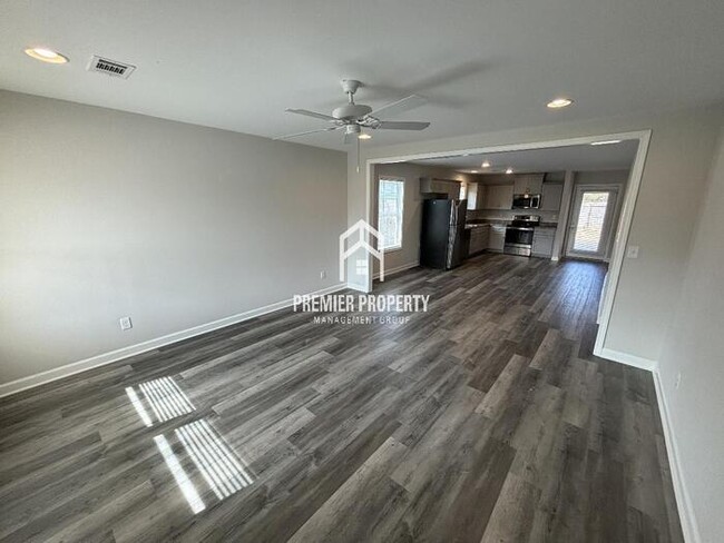 Building Photo - 224 Bradford Circle - Available Now!