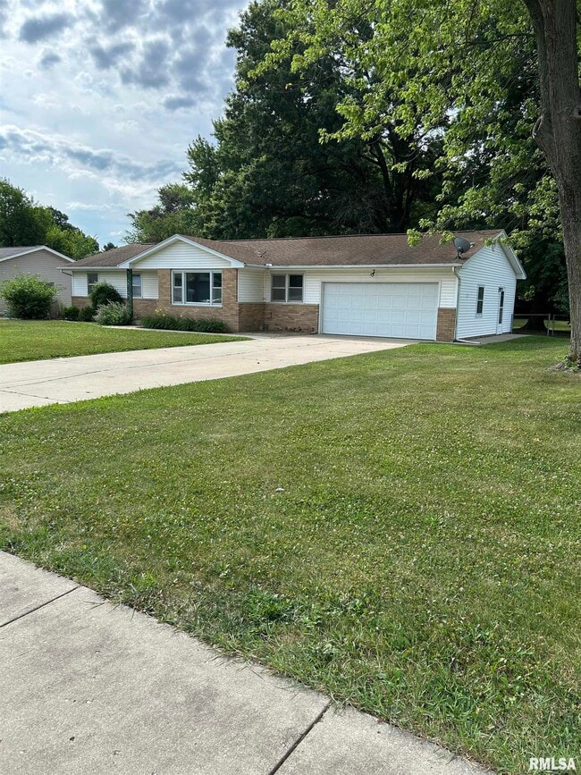Building Photo - 1606 W Woodside Dr