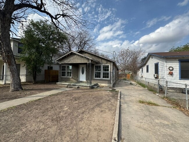 Building Photo - 3 Bed / 2 Bath Home in South San Antonio – Easy Access to I-10 & I-37