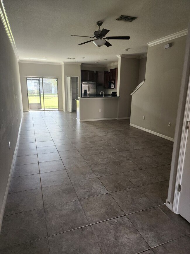 Building Photo - Spacious townhouse Available immediately