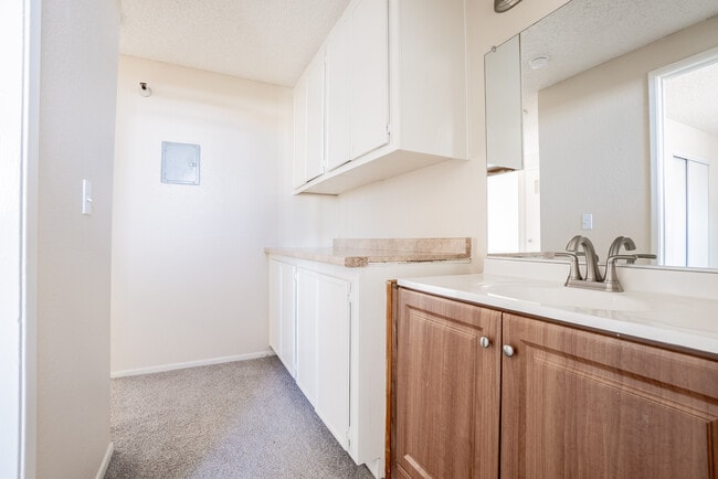 Building Photo - Granada Apartments