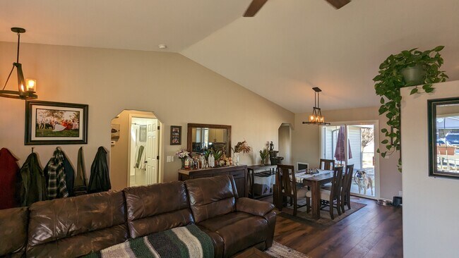 Building Photo - 528 W Woodbury Dr