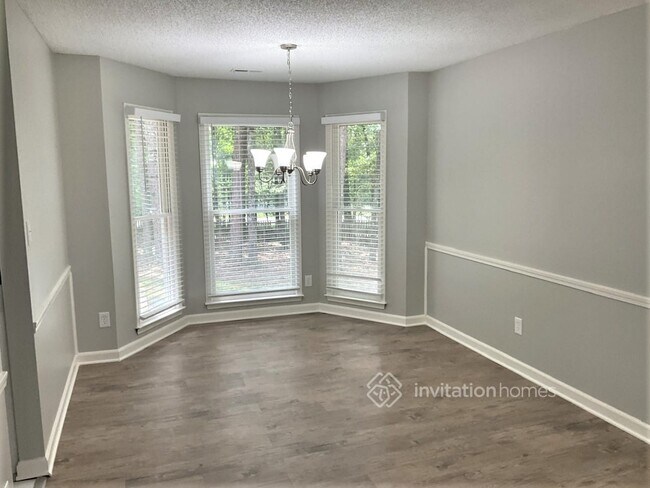 Foto del edificio - 330 Brooke Wood Dr