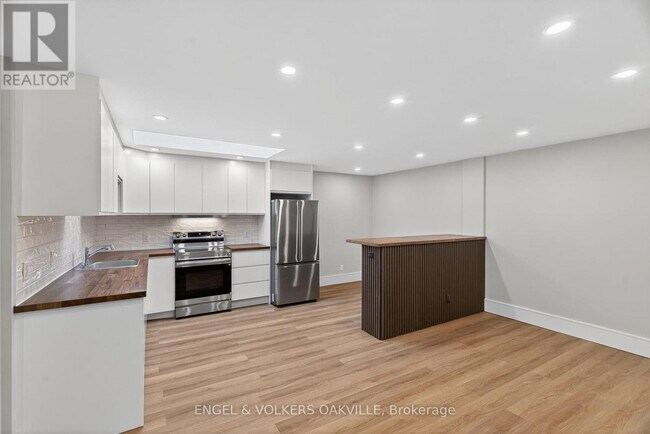 Photo du bâtiment - 131 Lakeshore Rd E