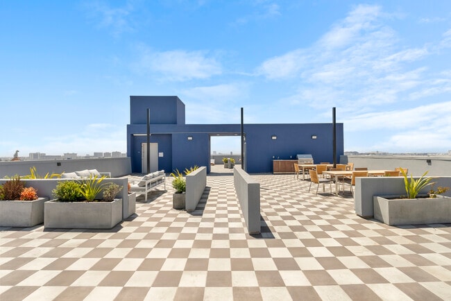 Rooftop Patio - Elle at Westchester