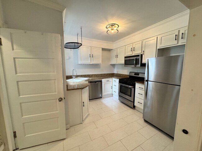 Building Photo - 305 Hurley Ave