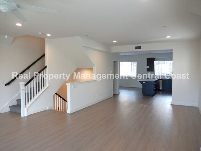 Foto del edificio - AVAILABLE MAY - Sleek & Modern New Townhom...