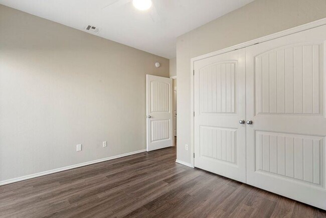 Foto del edificio - 1015 E Grayson Ave