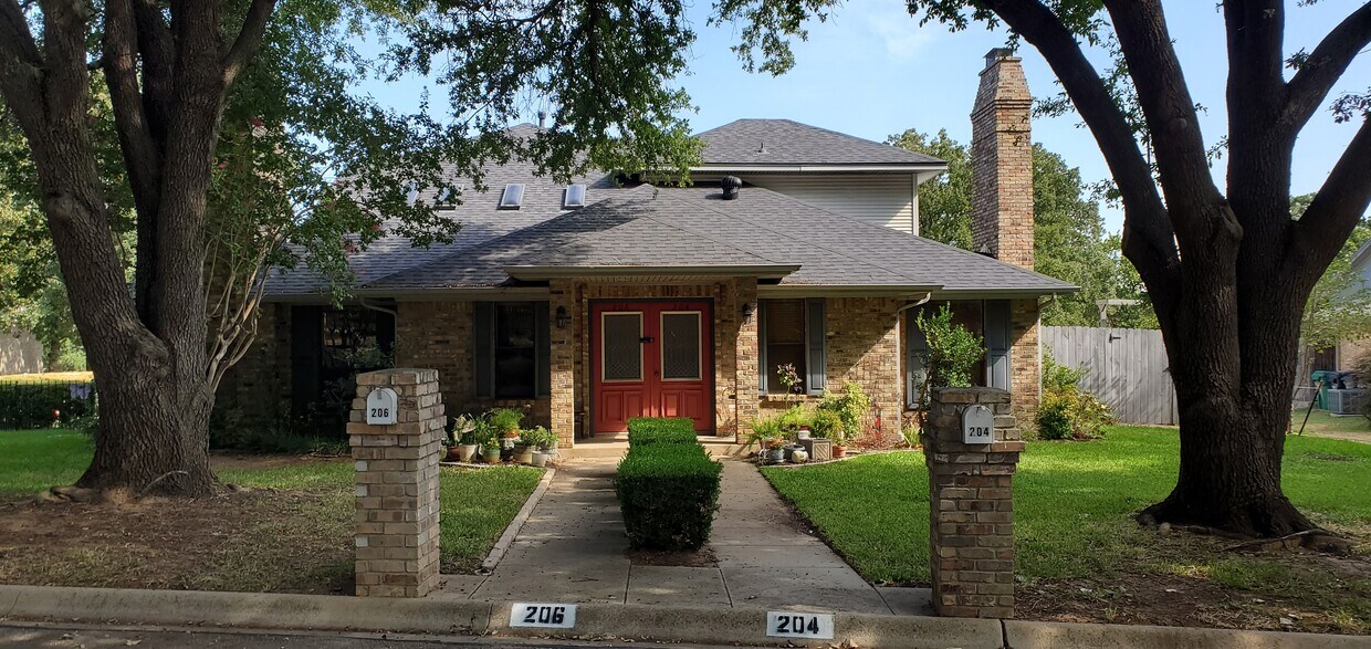 Primary Photo - 204 Hollyhill Ln