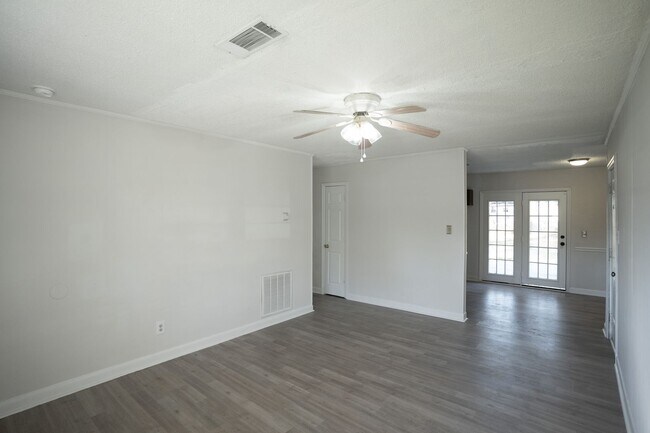 Foto del edificio - 3321 Young Forest Dr