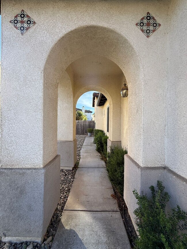 Foto del edificio - Beautiful Bradley Square Single Story Home With Easy Access to Shopping/101 Frwy