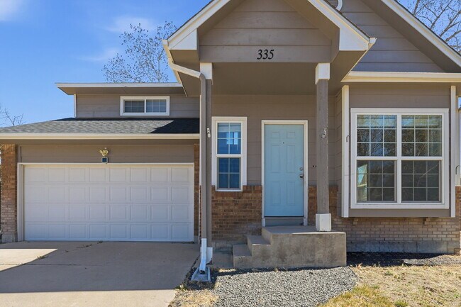 Foto del edificio - $1,840.95, 3-bed, 1.5-bath, located in Colorado Springs with a large backyard.