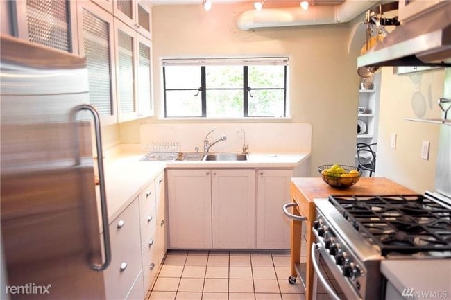 Building Photo - 2 br, 1 bath Condo - 4204 11th Avenue NE 08