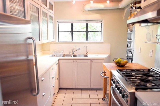 Foto del edificio - 2 br, 1 bath Condo - 4204 11th Avenue NE 08