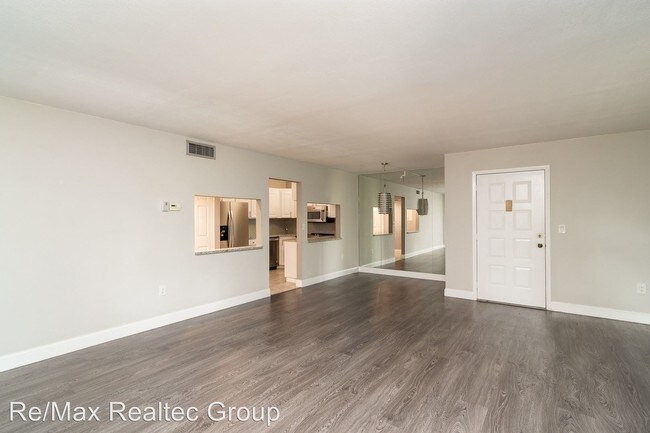 Building Photo - 2568 Pine Ridge Way S