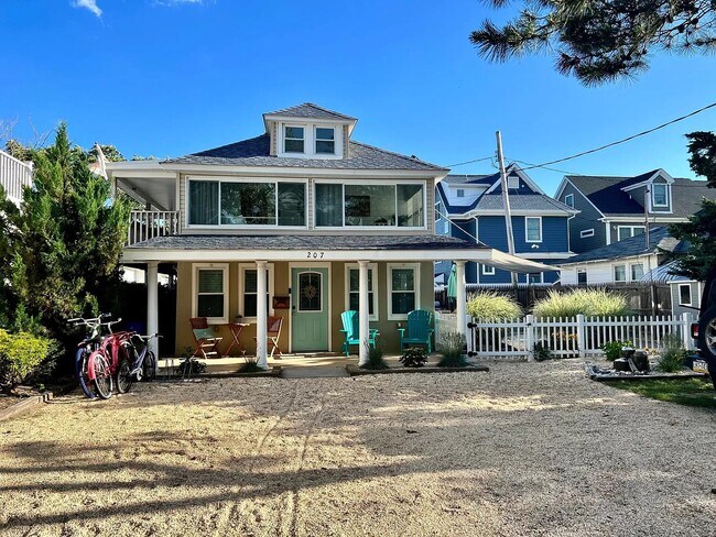 Building Photo - 207 16th Ave