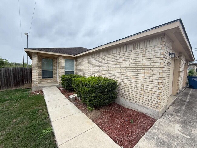 Foto del edificio - Spacious 3 Bedroom, 2 Bath Duplex with 1-C...