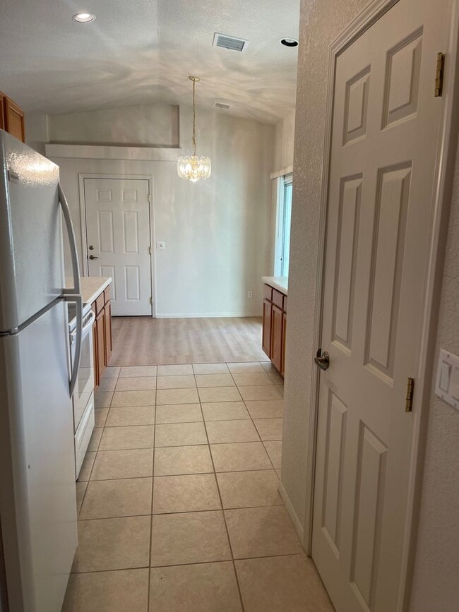 Building Photo - Occupied - 2 bedroom 2 bath in Aspen Shadows Contact Property Pros Property Management for more d...