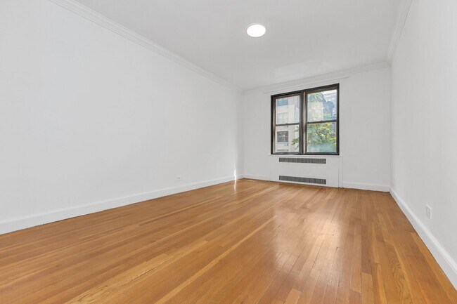 Building Photo - 350 E 54th St