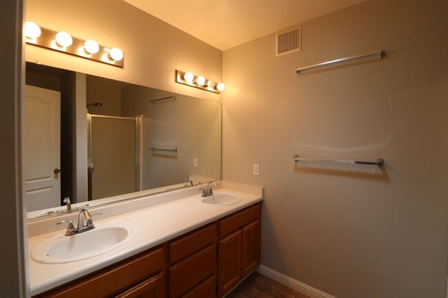 Building Photo - Creekside Nipomo Home