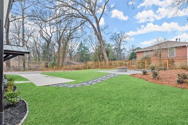 Foto del edificio - 1552 N Ellington St SE