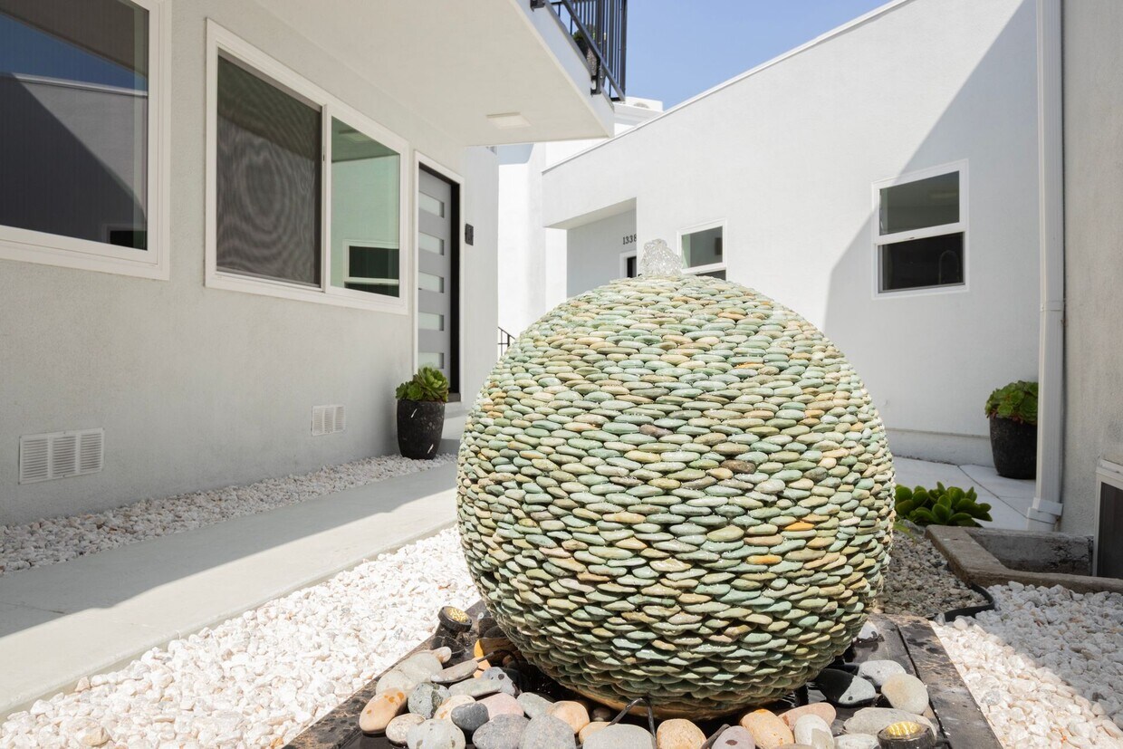 Foto del edificio - 1346 N Stanley Ave