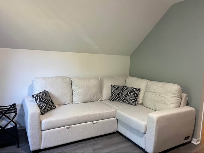 Building Photo - 572 Balsam Ave