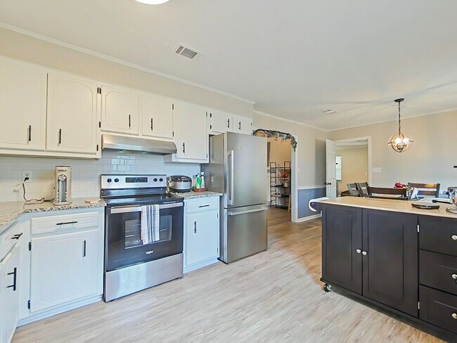 Foto del edificio - 4 Bedroom Brick Ranch in Woodlake!