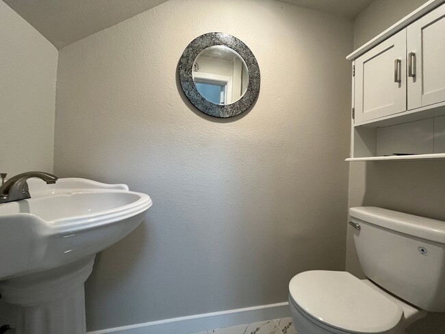 Building Photo - Spacious Two Story Home in Country Club Es...