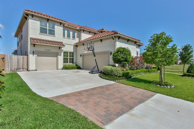 Foto del edificio - 2307 Wyndam Heights Ln