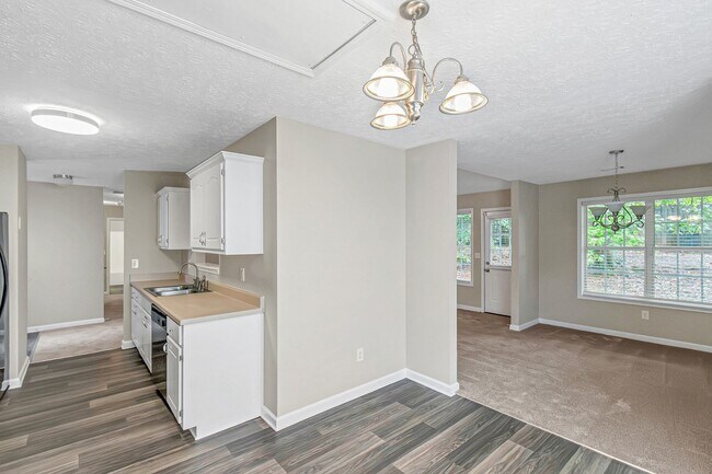 Foto del edificio - BEAUTIFUL 3 BEDROOM / 2 BATH HOME WITH PRIVACY FENCE!