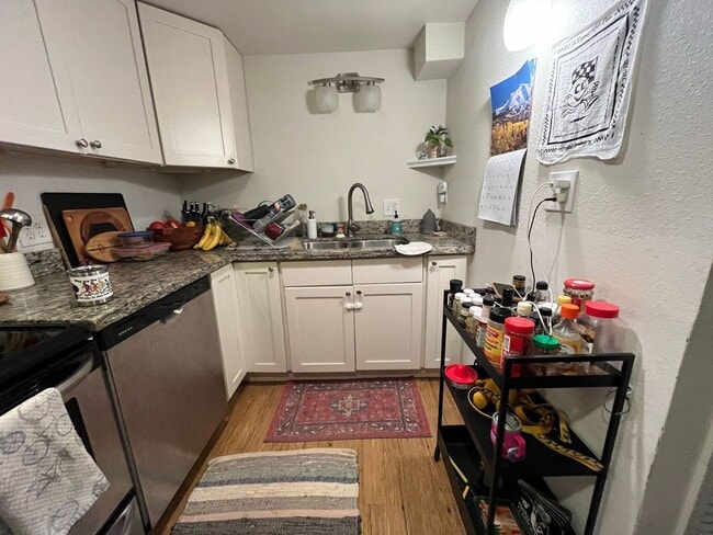 Building Photo - 1041 W Vine Dr