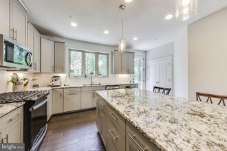 Building Photo - 5004 Oakmoore Dr