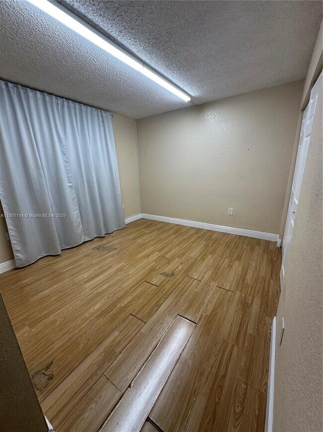 Foto del edificio - 6095 W 19th Ave