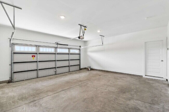Foto del edificio - "Charming 3-Bed Townhouse Retreat with 2.5 Baths in Hendersonville's Heart!"