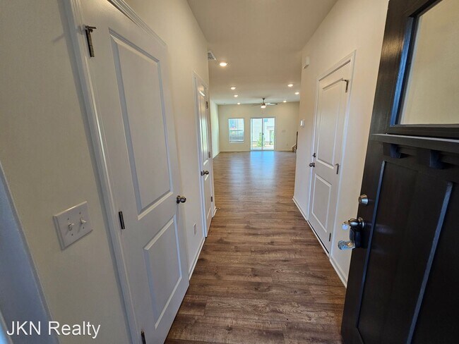 Building Photo - 3 br, 2.5 bath House - 2827 Trinity St