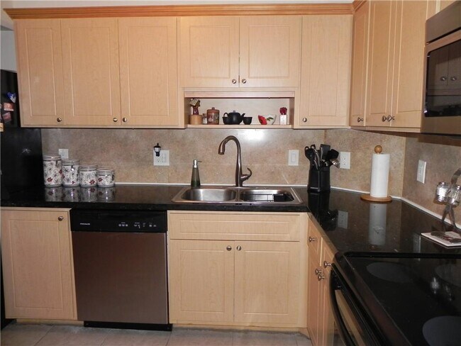 Building Photo - 4400 Hillcrest Dr