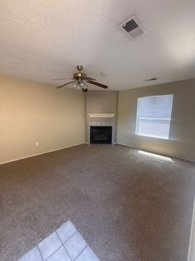 Building Photo - 6405 La Habra Ln NE