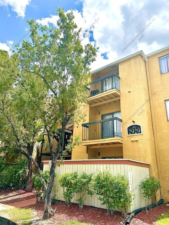 Building Photo - 2929 Winkler Ave